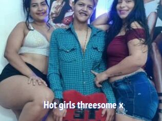 Hot_girls_threesome_x